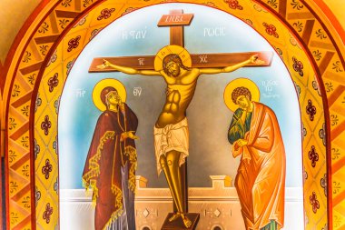 St. Augustine, Florida, ABD - 16 Mart 2021 Çarmıha gerilme İsa Mesih Mary Fresco St Fotios Yunan Ortodoks Ulusal Tapınağı Aziz Augustine Florida 1768 yılında ABD 'deki ilk Yunan yerleşimcilerine ithaf edilmiştir.