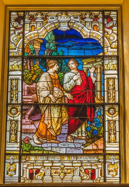 アメリカ合衆国フロリダ州セントオーガスティン2021年3月16日聖オーガスティンアリピウス庭園聖オーガスティンフロリダのステンドグラス大聖堂 1767年から1565年に設立されたステンドグラスの教会 — ストック写真