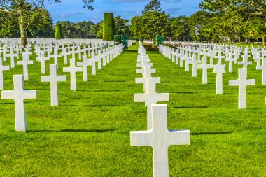 Beyaz Haçlar Yahudi Yıldız Amerikan Ordusu 2. Dünya Savaşı Mezarlığı Normandiya Fransa. 2. Dünya Savaşı sırasında Normandiya 'da ölen Amerikan askerlerinin mezarları