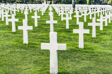 Beyaz Haç Yahudi Yıldızları Amerikan Ordusu 2. Dünya Savaşı Mezarlığı Normandiya Fransa. 2. Dünya Savaşı sırasında Normandiya 'da ölen Amerikan askerlerinin mezarları