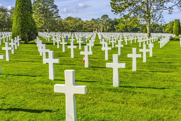 Beyaz Haçlar Yahudi Yıldız Amerikan Ordusu 2. Dünya Savaşı Mezarlığı Normandiya Fransa. 2. Dünya Savaşı sırasında Normandiya 'da ölen Amerikan askerlerinin mezarları