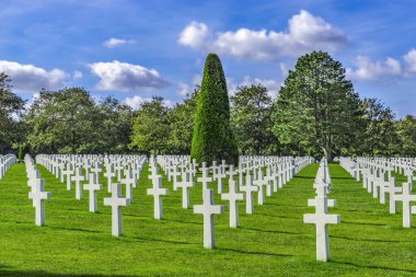 Beyaz Haç Amerikan Ordusu 2. Dünya Savaşı Normandiya Mezarlığı Fransa. 2. Dünya Savaşı sırasında Normandiya 'da ölen Amerikan askerlerinin mezarları