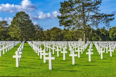 Beyaz Haç Amerikan Ordusu 2. Dünya Savaşı Normandiya Mezarlığı Fransa. 2. Dünya Savaşı sırasında Normandiya 'da ölen Amerikan askerlerinin mezarları