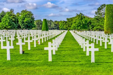 Beyaz Haç Yahudi Yıldızları Amerikan Ordusu 2. Dünya Savaşı Mezarlığı Normandiya Fransa. 2. Dünya Savaşı sırasında Normandiya 'da ölen Amerikan askerlerinin mezarları