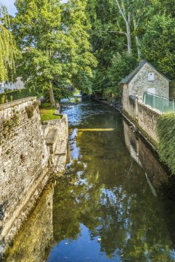 Renkli Eski Binalar: Nehir Yansıması Bayeux Merkezi Normandiya Fransalı. Bayeux M.Ö. 1. yüzyılı kurdu.