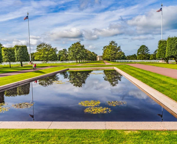 Reflating Pool Chapel American Military War Cemetery Coleville Ser Mer — стокове фото