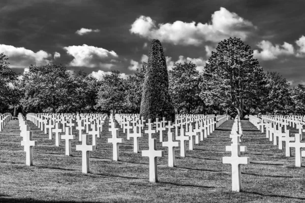 Albul Negru Traversează Cel Doilea Război Mondial Cimitirul Normandiei Franceze — Fotografie, imagine de stoc