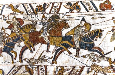 Bayeux, Fransa - 10 Ekim 2021 Renkli Ortaçağ Bayeux Duvar Halısı Normandiya Bayeux Fransa. 11. yüzyılda Hastings Savaşı 'ndan hemen sonra Norman Fetih İngiltere' sini göstererek kuruldu. Alt panelde Norman süvarilerinin savaş ve ölümlerini gösteriyor