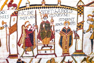 Bayeux, Fransa - 10 Ekim 2021 Renkli Ortaçağ Bayeux Duvar Halısı Normandiya Bayeux Fransa. 11. yüzyılda Hastings Savaşı 'ndan hemen sonra Norman Fetih İngiltere' sini göstererek kuruldu. İngiliz Kralı Harold 'u gösterir 
