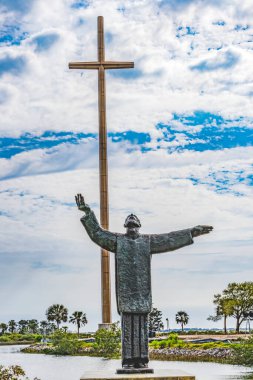 Yüce Haç Peder Francisco Lopez Grajales ilk Amerikan Rahip misyonu Nombre de Dios Tanrı 'nın adı Aziz Augustine Florida. 1565 'te kurulan misyon, muhtemelen en eski Amerikan misyonu.