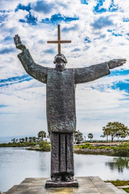 Yüce Haç Peder Francisco Lopez Grajales ilk Amerikan Rahip misyonu Nombre de Dios Tanrı 'nın adı Aziz Augustine Florida. 1565 'te kurulan misyon, muhtemelen en eski Amerikan misyonu.