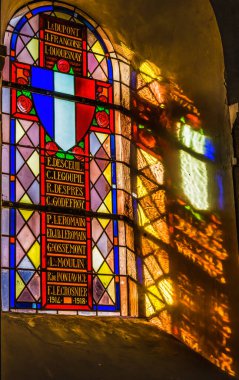 Longues sur mer, Fransa - 11 Ekim 2021 Renkli Leke Yansıma Anıtı 1. Dünya Savaşı Ölü Saint Laurent Kilisesi Longues-sur-mer Normandiya Alman bataryasının yanındaki eski Katolik kilisesi