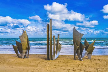 Omaha Sahili, Fransa - 11 Ekim 2021 Son Akşam Yemeği Bronz Altar Saint Laurent Kilisesi Longues-sur-mer Normandy France. Büyük Alman topçu bataryasının yanındaki eski Katolik kilisesi.