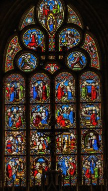 St. Marie du Mont, Fransa - 13 Ekim 2021 Renkli İsa Glass Notre Dame Varsayımı St Marie du Mont Utah Sahili Normandiya Sahili arkasında. Kilise 11. ve 13. yüzyılları yarattı. Çıkartma günü askeri harekât