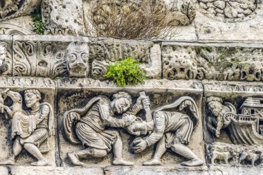 Kabil Habil Heykellerini Öldürdü Notre Dame Katedrali Leydimiz ve Aziz Castor Kilisesi Nimes Gard Fransa. 1100AD Oluşturdu,