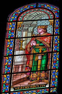 Nimes, Fransa - 29 Aralık 2021 Raymond IV Toulouse Glass Notre Dame Katedrali Leydimiz ve Saint Castor Kilisesi Nimes Gard France. Raymond IV Toulouse Birinci Haçlı Seferi Lideri M.S. 1100
