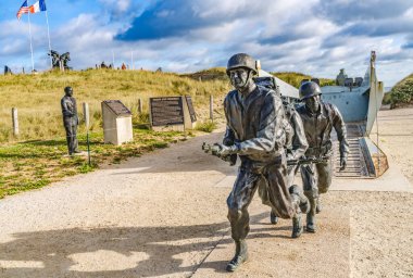 Utah Plajı, Normandiya, Fransa - 13 Ekim 2021 Higgins Boat Memorial Monument Utah Normandy France. 2001 Memorial Built 'in kopyası. Higgins, 2. Dünya Savaşı ve D-Day 'de kullanılan çıkarma gemilerini icat etti..