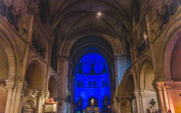 Nimes Fransa Aralık 2021 Blue Night Service Altar Cross Basilica — Stok fotoğraf