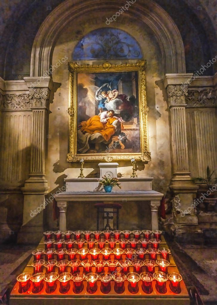 Nimes, Francia 29 de diciembre de 2021 Velas Altar Painting Basilica
