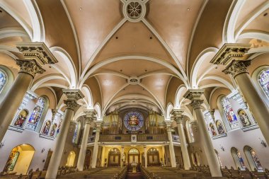 Phoenix, Arizona - 24 Mayıs 2021 Boru Organı Cam Bazilika Kilisesi Kusursuz Gebelik Kutsanmış Mary Phoenix Arizona 1881 'de kuruldu 1915' in en büyük Katolik kilisesinden yeniden inşa edilen cam.