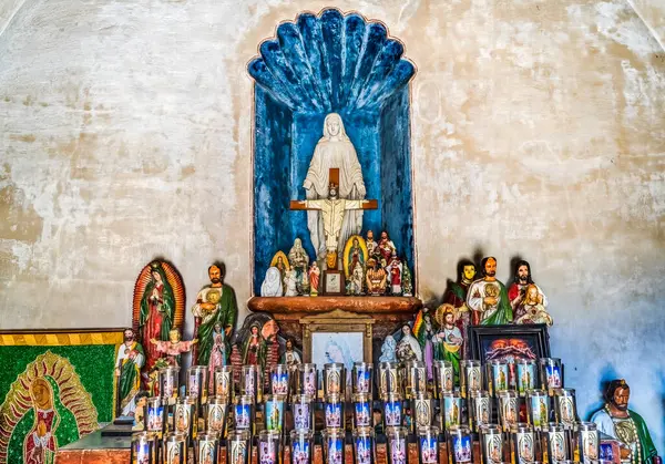 Tucson, Arizona - 28 Mayıs 2021 Mary Haç Şapeli Mumlar Bahçesi Misyonu San Xavier del Bac Katolik Kilisesi Tucson Arizona 1692 