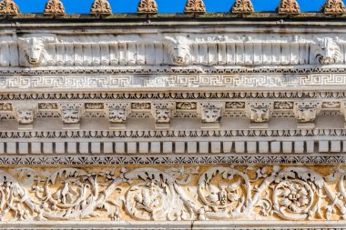 Detayları Maison Caree Antik Roma Tapınağı Nimes Gard France. M.S. 7 'de Sezar' ın torunlarına adanmış bir tapınak oluşturuldu. Kiliseler ve Capitol için model