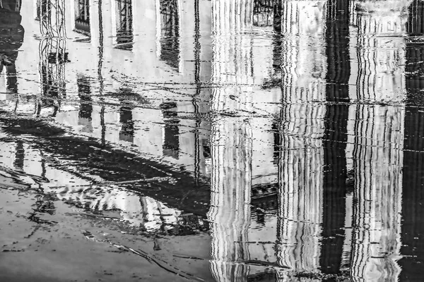 黑白色圣诞溜冰场反思 凯莉古代罗马圣殿储存尼姆斯 加德广场法国馆 公元7年建造的最古老的罗马圣殿 — 图库照片