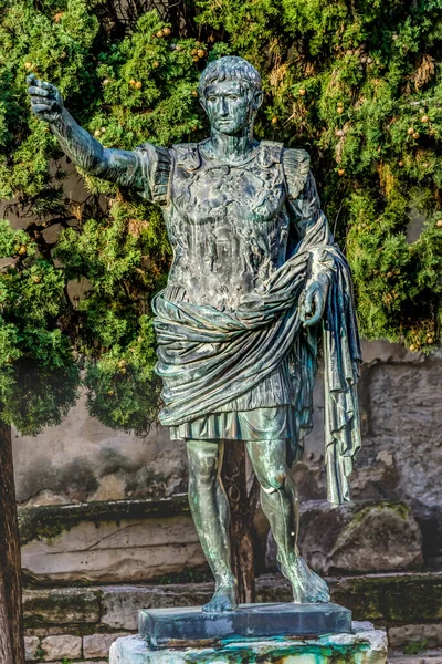 Statua Dell Imperatore Augusto Antica Porta Romana Augusta Porte Nimes — Foto Stock