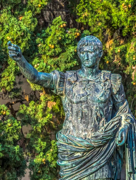 奥古斯都皇帝雕像古罗马门奥古斯塔 尼姆斯 加德法国港 公元前16年 尼姆斯之门 1863年复制人奥古斯塔斯雕像坐落在这里 — 图库照片