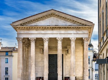 Street Shops Maison Caree Antik Roma Tapınağı Nimes Gard France. Avrupa 'nın en eski Roma Tapınağı M.S. 7' de Sezar 'ın torunlarına adanmış olarak kuruldu.. 