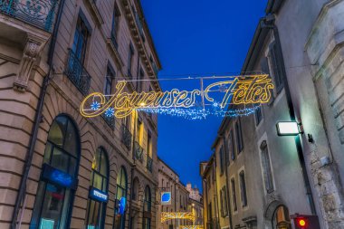 Daireler Balkon Mağazaları Restoranlar Dükkanlar Dükkanlar Pencereler Noel Dekorasyonları Sokak Nimes Gard France. Neşeli cümbüş, mutlu tatiller demektir.
