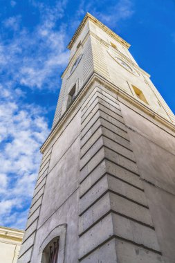 İhtiyar Saat Kulesi Caddesi, Nimes Gard Fransa. 1700 'lerde yeniden inşa edildi. Aslında 1500' lerden kalma bir çan kulesi.
