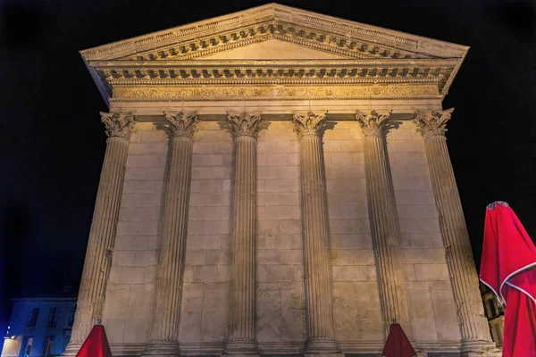 メゾン ケーリー古代ローマ時代の神殿の夜の傘ニムガードフランス 紀元7年にシーザーの孫に捧げられた神殿 教会や議事堂のモデル — ストック写真