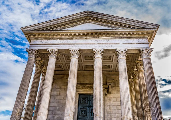 メゾン ケーリー古代ローマ時代の寺院プラザニーム ガード フランス ヨーロッパで最古のローマ寺院は シーザーの孫に捧げ7 Adで作成されました — ストック写真