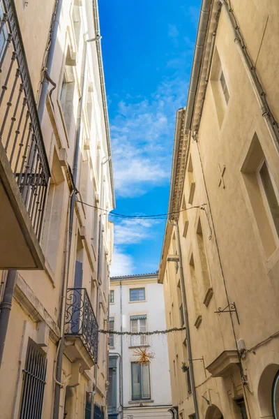 Balconies大楼窗户圣诞装饰狭窄街Nimes Gard France — 图库照片