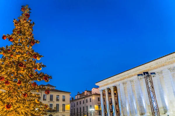 Decoração Árvore Natal Maison Caree Ancient Classical Roman Temple Night — Fotografia de Stock