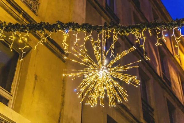 Apartamentos Edifícios Windows Decorações Natal Luzes Narrow Street Nimes Gard — Fotografia de Stock