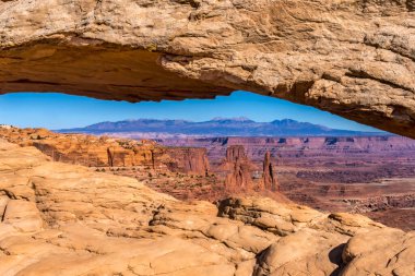 Mesa Arch Red Rock Canyons Canyonlands Ulusal Parkı Moab Utah ABD Güneybatı. 