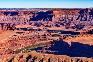 Green River Grand View Point Red Rock Canyons Canyonlands Ulusal Parkı Moab Utah ABD Güneybatı. Yeşil Colorado Nehri 'ne akar