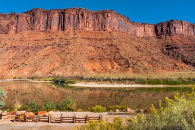 Sandy Plajı Erişimi Colorado Nehri Kırmızı Kaya Kanyonu Yansıması Yeşil Çimen Moab Utah ABD Güneybatı. 