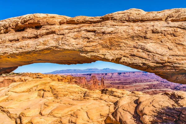 Mesa Arch Red Rock Canyons Canyonlands Ulusal Parkı Moab Utah ABD Güneybatı. 
