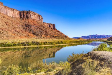 Sandy Plajı Erişimi Colorado Nehri Kırmızı Kaya Kanyonu Yansıması Yeşil Çimen Moab Utah ABD Güneybatı. 