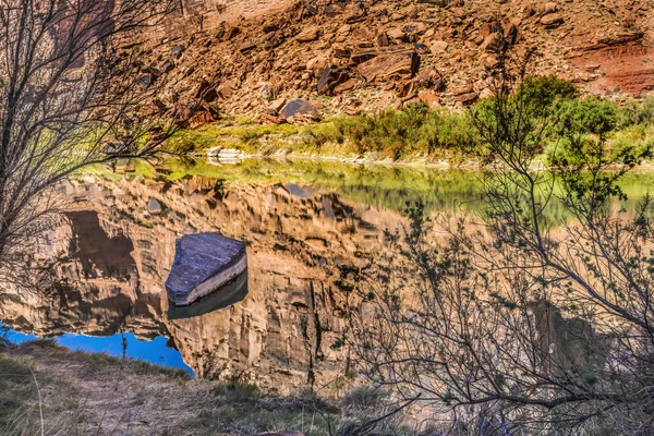 Sandy Sahili Nehir Erişimi Colorado Nehri Yansıması Yeşil Çim Moab — Stok fotoğraf