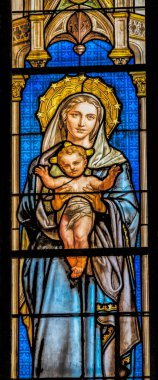 Nimes, Fransa - 30 Aralık 2021 Meryem Bebek İsa Cam Lekeli Aziz Perpetue Felicite Kilisesi Eglise Sainte Sainte Felicite Kilisesi Nimes Gard Fransa. Katolik Kilisesi M.S. 1864 'te kuruldu,