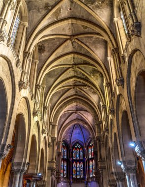 Nimes, Fransa - 30 Aralık 2021 Altar Cross Basilica Lekeli Saint Perpetue Felicite Kilisesi Eglise Sainte Perpetue Sainte Felicite Kilisesi Nimes Gard France. Katolik Kilisesi M.S. 1864 'te kuruldu,