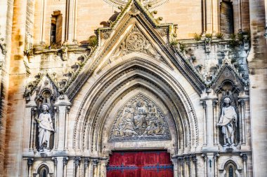 Saint Perpetue ve Saint Felicite Kilisesi 'nin dışındaki ön kapı heykelleri Sainte Felicite Nimes Gard France' ın Sainte Sainte Perpetue 'si. Katolik Kilisesi 1864 'ü yarattı
