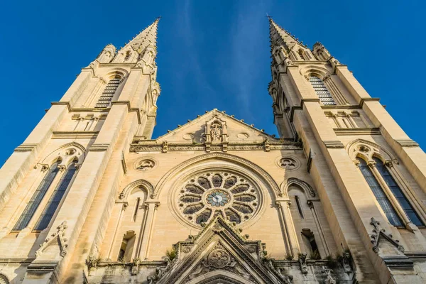 圣保德基教堂外的前院Eglise Sainte Baudile Nimes Gard France 1867年创建的天主教堂 — 图库照片