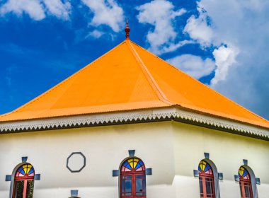 Renkli Papetoai Tapınağı Protestan Kilisesi Moorea Tahiti Fransız Polinezyası. Protestanlar Papetoai Tapınağı 'nı 1800' lerin başında inşa ettiler.