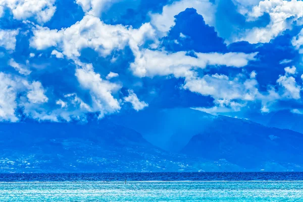 Tahiti Island Rain Storm Nadchodzi Chmury Zewnętrzna Rafa Błękitna Woda — Zdjęcie stockowe