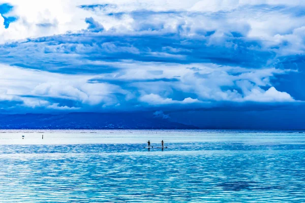 Canoes Tahiti Island Rain Storm Coming Cloudscape Outer Reef Blue — Stok fotoğraf